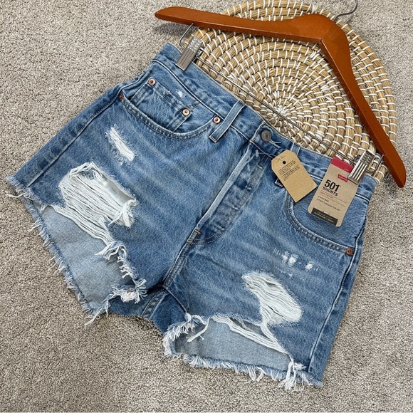 NWT Levi’s Women’s 501 Original Fit High Rise Jean Short 2.5” in Med Wash 28 - Picture 2 of 15